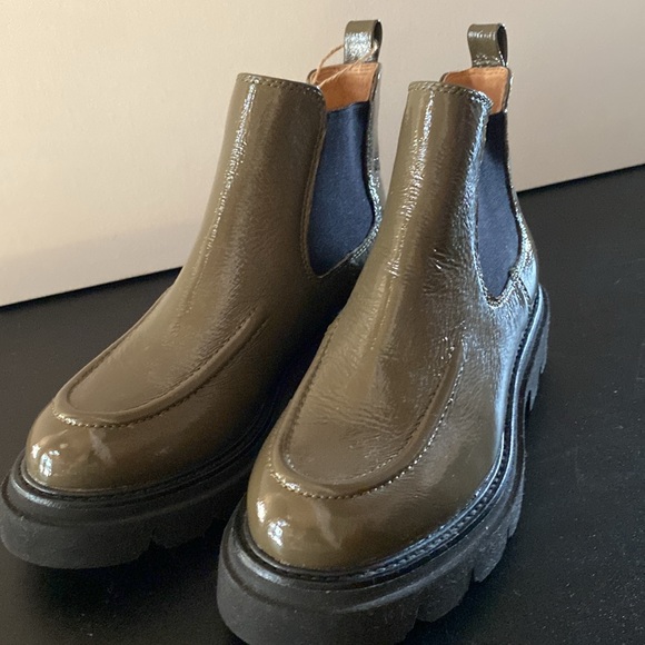 Söfft Samira Waterproof Patent Leather Chelsea Boots Taupe | Size 6 or 7.5 | NWT - Picture 7 of 10